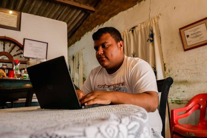Gratuidad en la educación superior en Colombia arrancó por el Magdalena con 'Becas del Cambio' que impulsó Carlos Caicedo, y hoy ya tiene sus dos primeros profesionales 4 Imagen de WhatsApp 2024 02 18 a las 19.51.44 7d14d1d8 copia