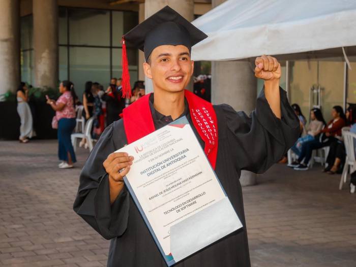 Gratuidad en la educación superior en Colombia arrancó por el Magdalena con 'Becas del Cambio' que impulsó Carlos Caicedo, y hoy ya tiene sus dos primeros profesionales 3 Imagen de WhatsApp 2024 02 18 a las 19.51.44 88ca3b9f