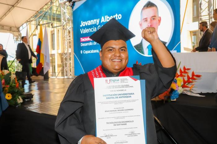 Gratuidad en la educación superior en Colombia arrancó por el Magdalena con 'Becas del Cambio' que impulsó Carlos Caicedo, y hoy ya tiene sus dos primeros profesionales 2 Imagen de WhatsApp 2024 02 18 a las 19.51.44 8d5d1a60