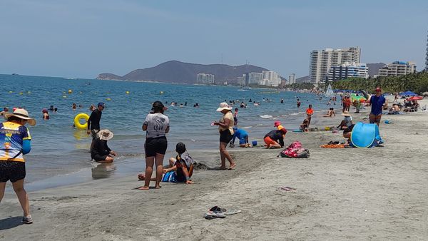 Caos en El Rodadero: Informalidad desbordada afecta turismo en Santa Marta 2 434667677 817876480376682 8497728621206728830 n