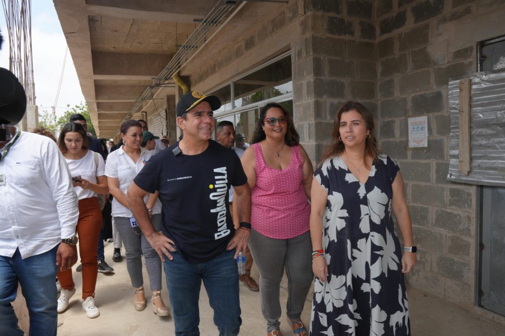 “Son 1.300 estudiantes los que se van a beneficiar con esta obra”: alcalde Char en IED Carrizal 5 Recorrido IED Carrizal 1