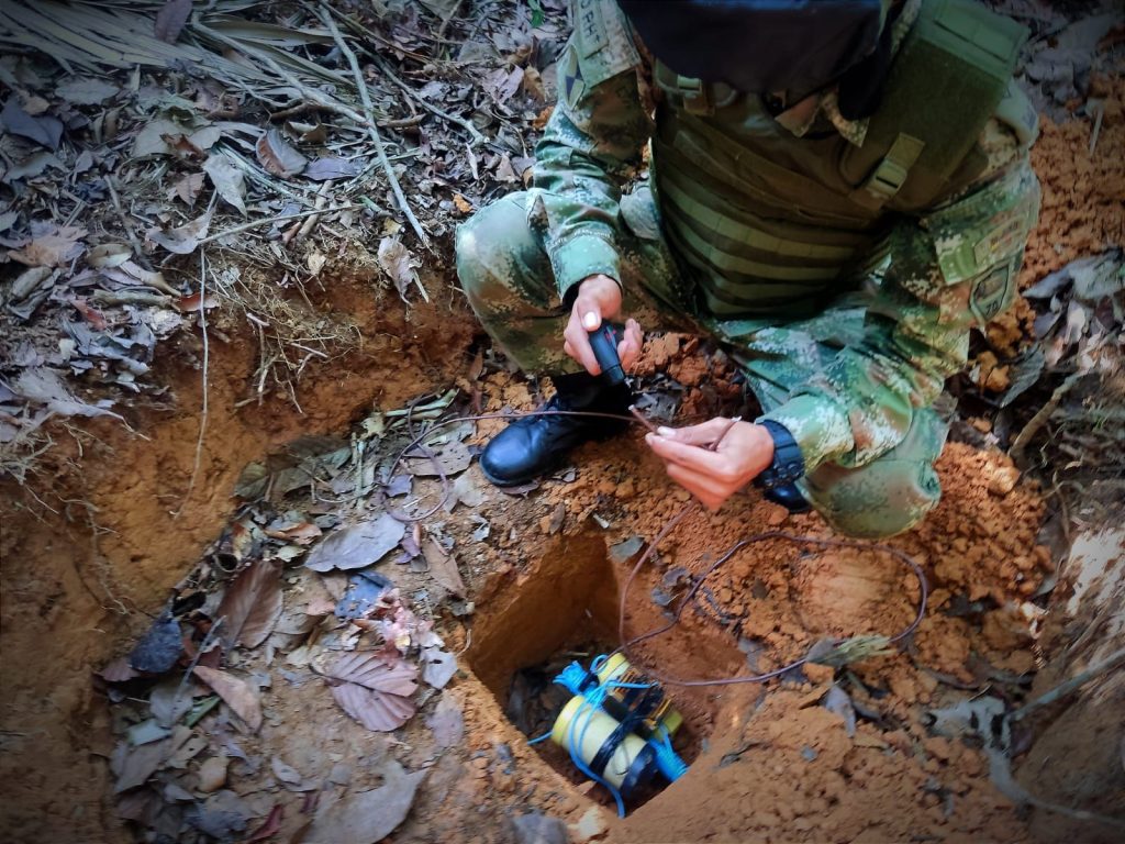 Ejército Nacional ubicó un campamento abandonado con artefactos explosivos que al parecer pertenecería a la organización armada rebelde ELN 2 artefactos explosivos ELN 3