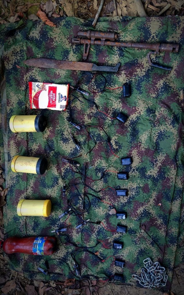 Ejército Nacional ubicó un campamento abandonado con artefactos explosivos que al parecer pertenecería a la organización armada rebelde ELN 4 artefactos explosivos ELN 5