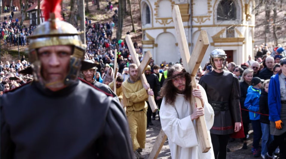 Así viven los devotos el Viernes Santo en el mundo 8 image 18