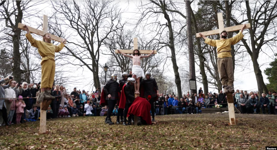 Así viven los devotos el Viernes Santo en el mundo 9 image 19