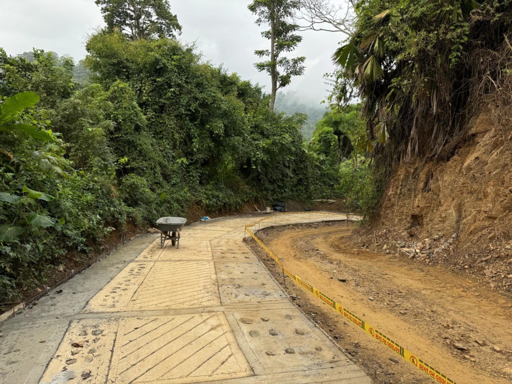 ¡Los Resultados del Cambio no paran! Sin problemas avanzan en un 32% las obras de placa huella que beneficiarán a los cafeteros y a la comunidad de la Sierra Nevada 4 obras de placa huella 1