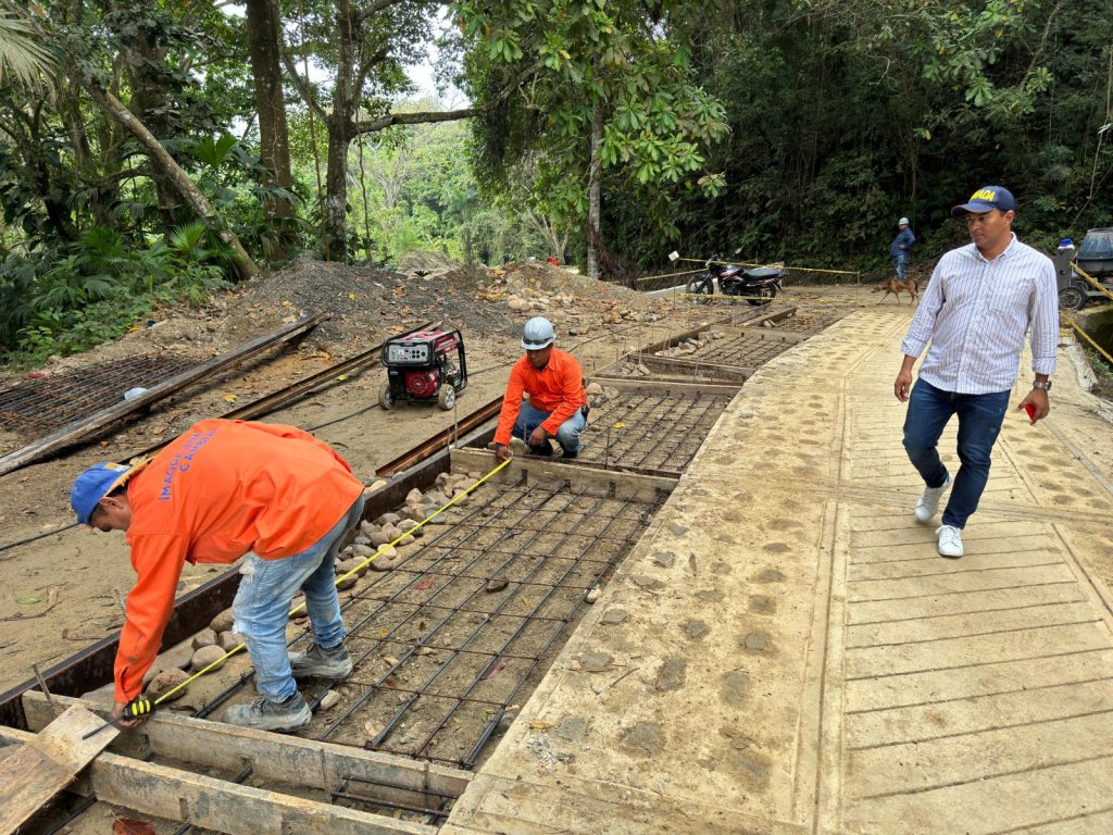 ¡Los Resultados del Cambio no paran! Sin problemas avanzan en un 32% las obras de placa huella que beneficiarán a los cafeteros y a la comunidad de la Sierra Nevada 3 obras de placa huella 4