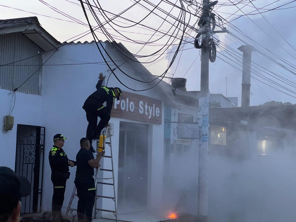 Policías atendieron incendio en poste de luz y se llevaron aplausos y elogios 1 170fcc9a 12c3 4f3b a4cb b9e7588c8d1b 1