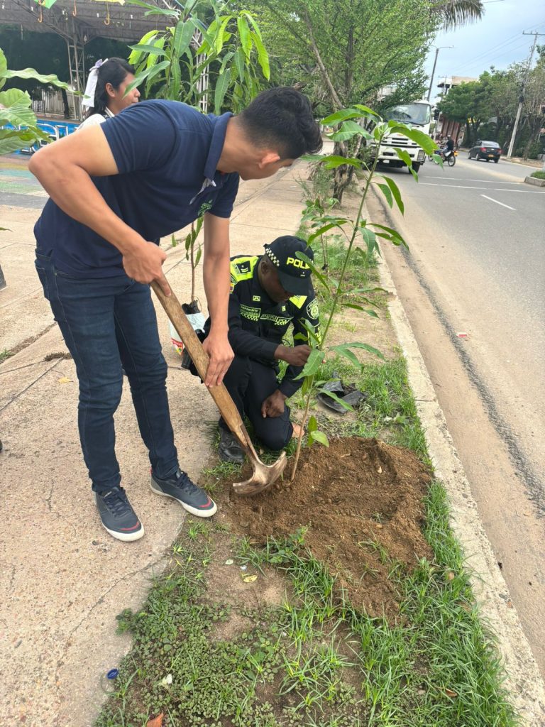 Con la campaña "Por un Ambiente Sostenible" Policía Comunitaria realizó una sembratón en calles de Magangué 2 4b7cbf0a 04d0 4be5 866c 1e61a9b65a33