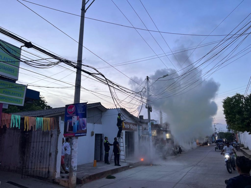 Policías atendieron incendio en poste de luz y se llevaron aplausos y elogios 4 6ee7a4d2 03a1 4a06 baf0 e4ca39b95a8e 2