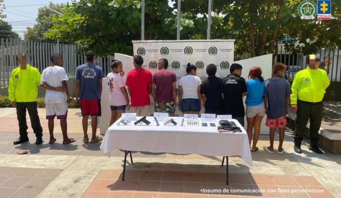 Asegurados ocho presuntos integrantes de red que comercializaba estupefacientes en Cartagena 1 Foto 1 boletin 10 de abril armas y estupefacientes 696x405 2
