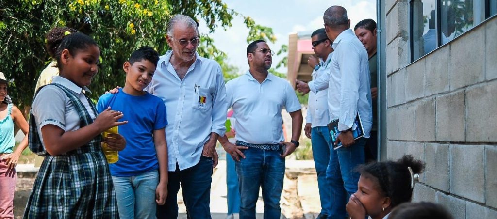 100 días de Verano: un gobernante que hace notar el desarrollo y cambio en el Atlántico 6 Gobernador Eduardo Verano junto a estudiantes. 0