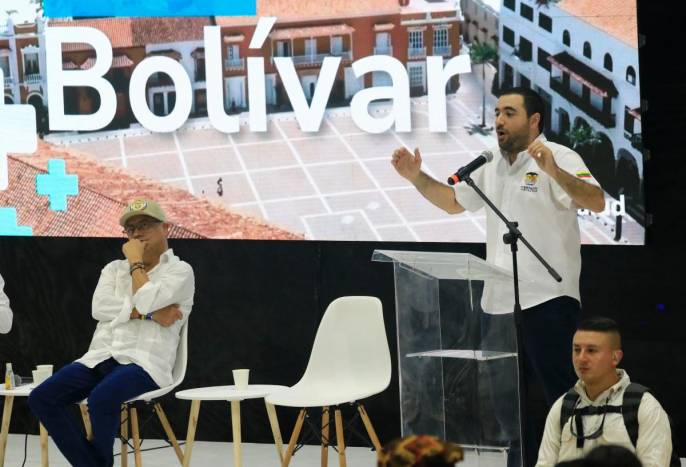 Gobernador Arana critica duramente a las EPS en Cabildo Abierto de Salud 1 Yamil Arana gobernador del Bolivar en Cabildo Abierto de Salud 1
