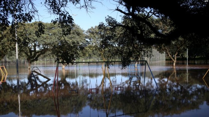 Aumentan las necesidades de los brasileños desplazados por las fuertes lluvias