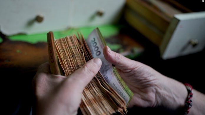Con la inflación disparada, Argentina puso en circulación billetes de mayor denominación