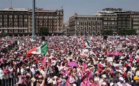 La Marea Rosa Inunda el Zócalo: Miles Marchan en Defensa de la Democracia” 1 OIF 3 1