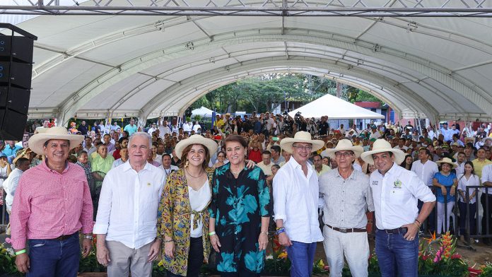 Petro insta a revisar la reforma agraria