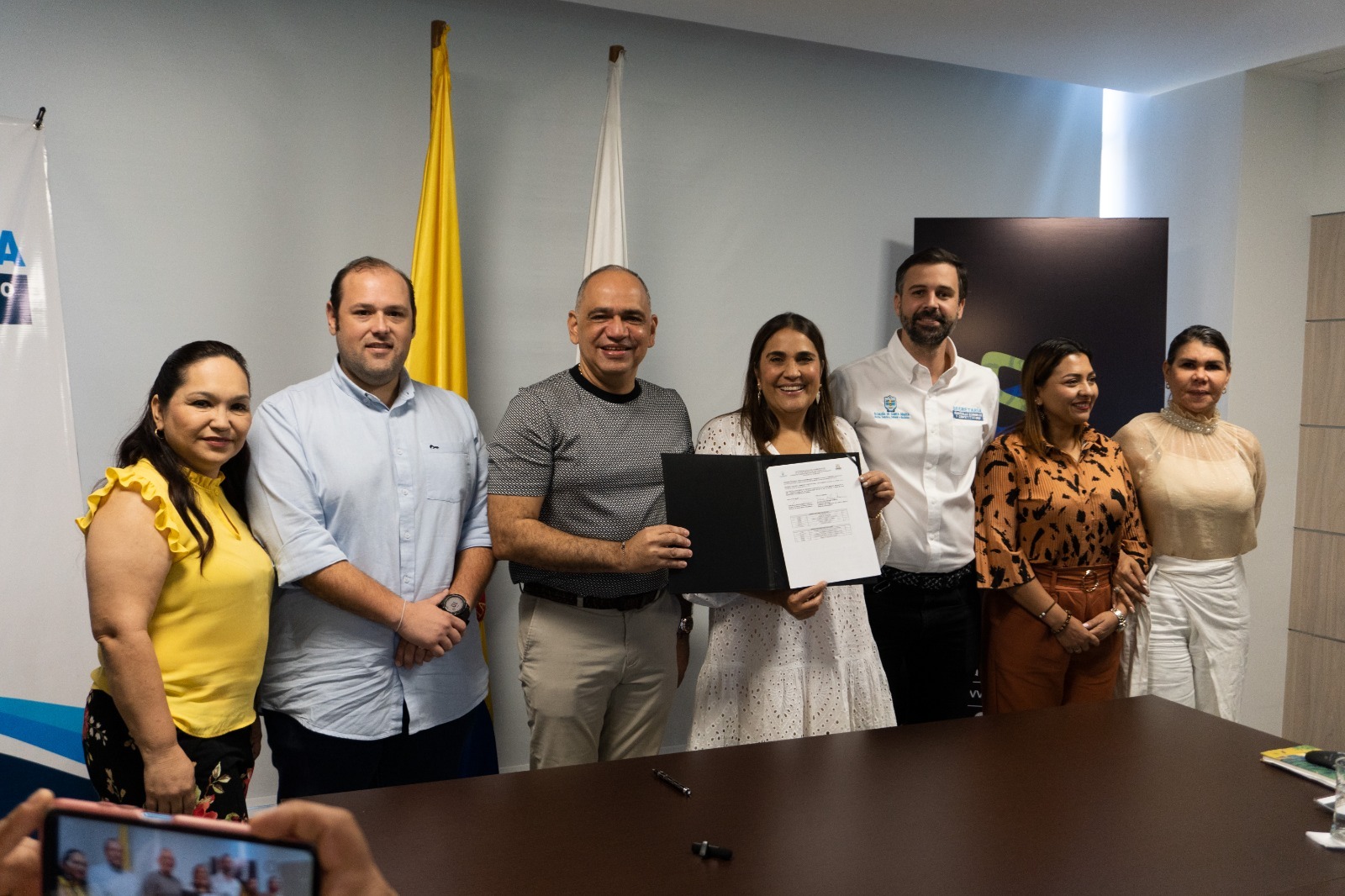 Alcaldía y Cámara de Comercio firman convenio para impulsar el desarrollo, la innovación y la competitividad del distrito 2 WhatsApp Image 2024 05 01 at 1.27.40 PM 3