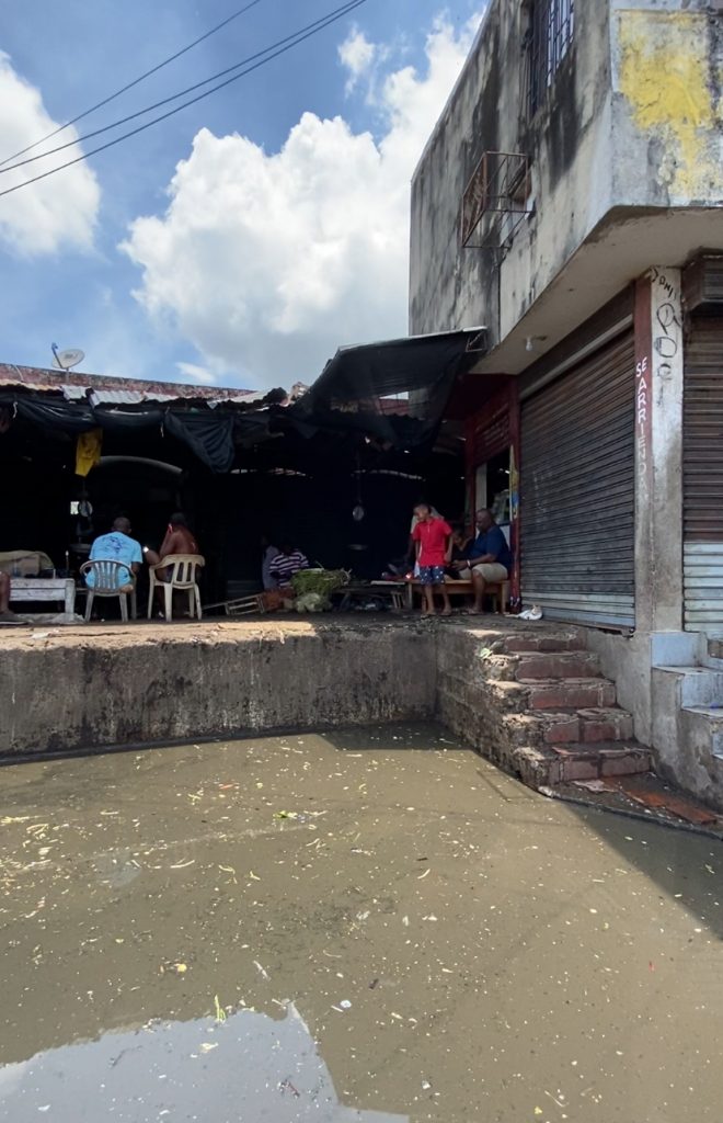 Atendida emergencia por inundaciones en el Mercado de Bazurto 3 WhatsApp Image 2024 05 04 at 18.20.08