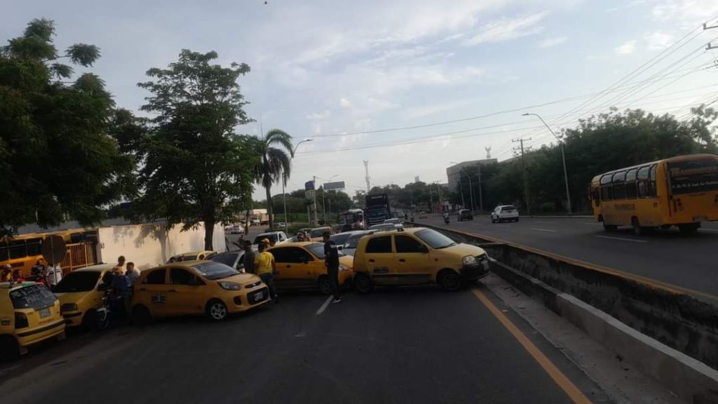 Arrancó paro de taxistas con bloqueos en la vía Oriental a la altura del Aeropuerto Cortizzos y puente de la carrera 38 con circunvalar 5 418af89f 6d98 4077 9c9e 70b7bf37173d 1