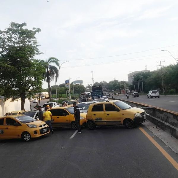 Arrancó paro de taxistas con bloqueos en la vía Oriental a la altura del Aeropuerto Cortizzos y puente de la carrera 38 con circunvalar 3 448250440 783707837293322 8720435361982319540 n