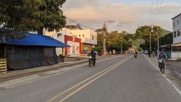 La gran diferencia: El paro armado del 2015 que enfrentó Caicedo haciendo respetar la ciudad. Hoy le faltan pantalones a Pinedo 10 448359130 471985335343788 4834864832089876271 n