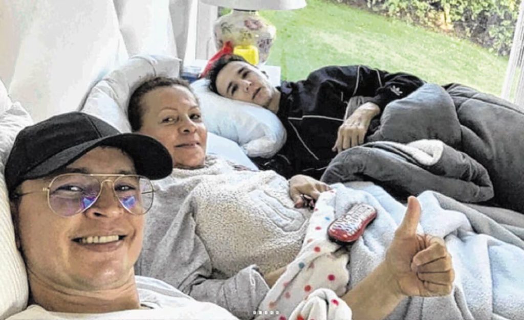 Jhonier Leal junto a su mama y hermano