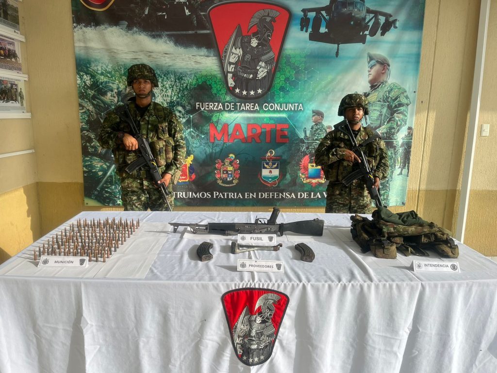 En Santa Rosa del Sur, Ejército Nacional logró la entrega voluntaria de un sujeto y la incautación de importante material de guerra 1 WhatsApp Image 2024 06 25 at 11.53.49 AM 1