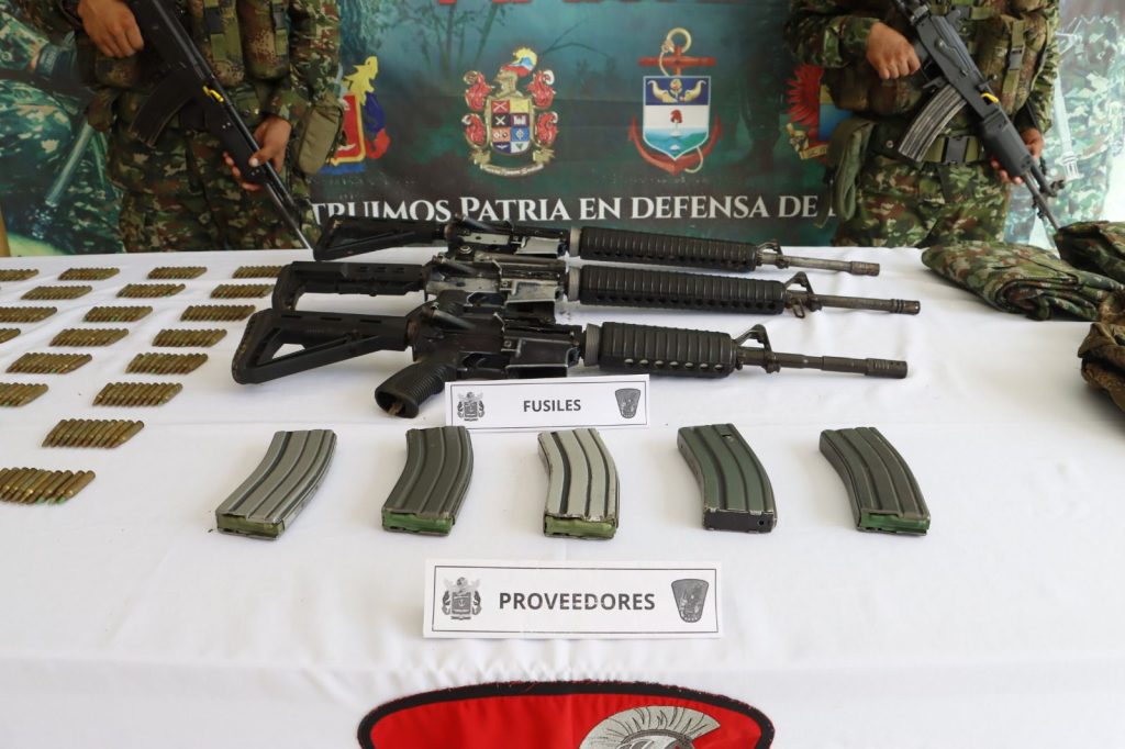 Ejército logró el sometimiento a la justicia de tres presuntos integrantes del Clan de Golfo en el sur de Bolívar 1 Material incautado durante operativo.