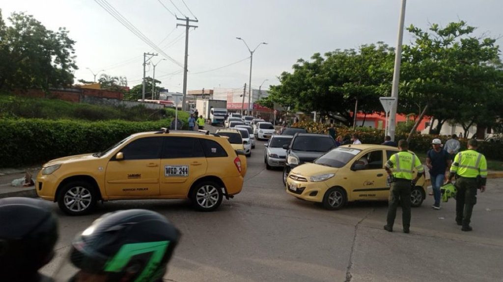 Arrancó paro de taxistas con bloqueos en la vía Oriental a la altura del Aeropuerto Cortizzos y puente de la carrera 38 con circunvalar 1 b3e1e218 2651 4855 82ba 8746a5b55be1