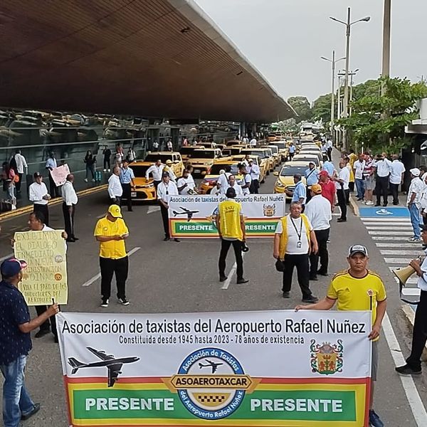 Paro de taxis bloquean totalmente el acceso a Crespo y al Aeropuerto Rafael Núñez 1 452430546 18446266804022697 7625439738415266650 n
