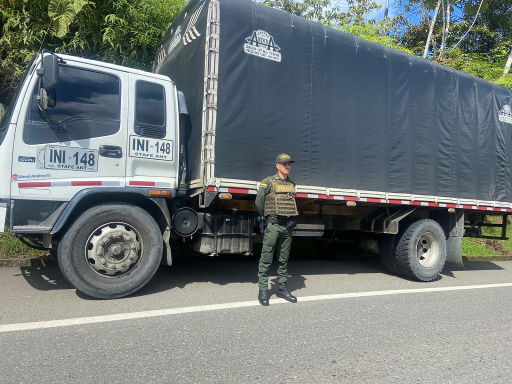Fuerza pública recupera camión hurtado por grupo delincuencial en Buenaventura 1 7db6cab1 6b48 4303 8578 37a2e3b8db94