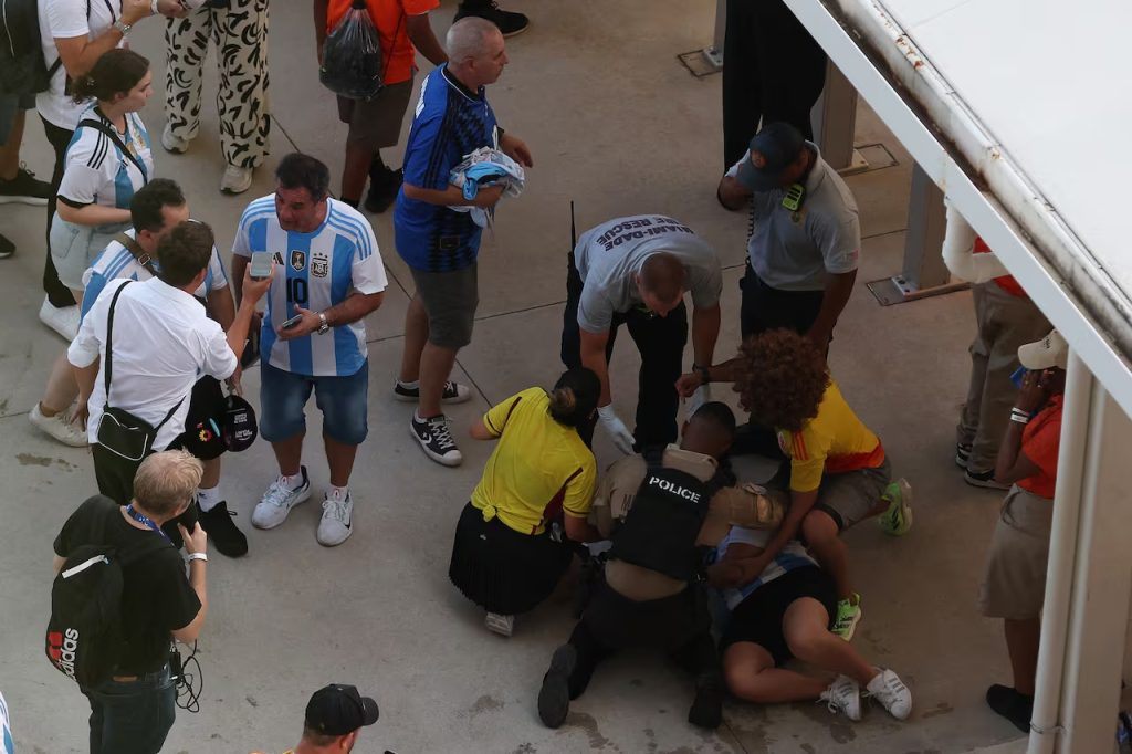 Colapso de seguridad en la final de la Copa América en Miami 3 CAOS EN INGRESO A LA FINAL DE LA COPA AMERICA EN MIAMI
