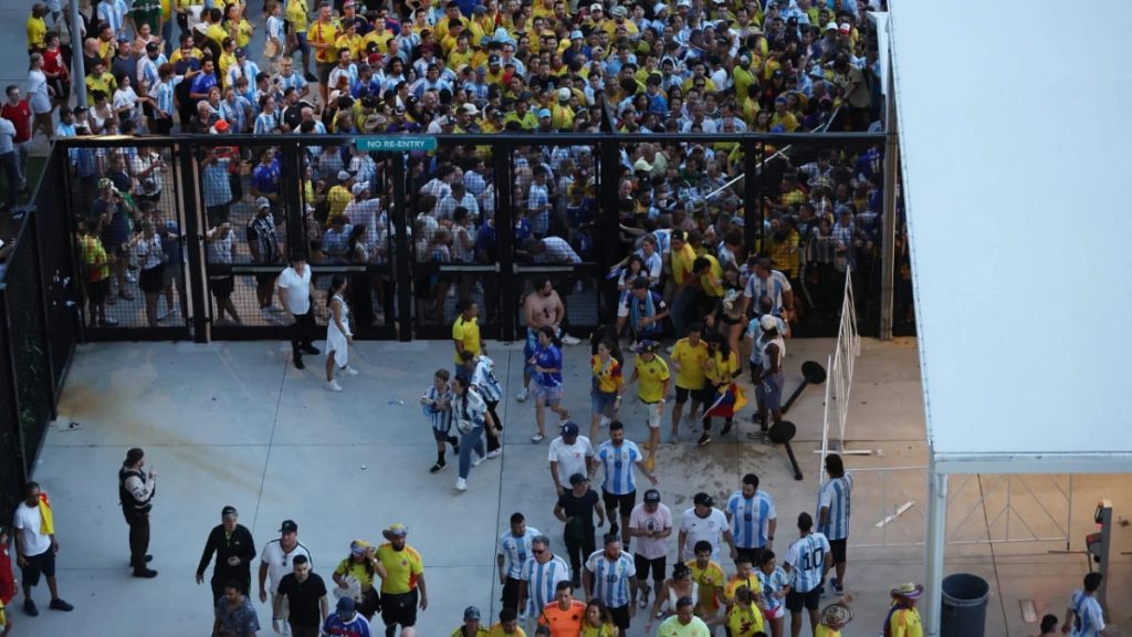 Colapso de seguridad en la final de la Copa América en Miami 1 Caos en el Hard Rock Stadium durante fina de la Copa America en Miami 1 1