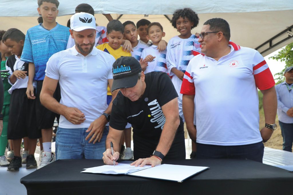 Barranquilla celebra los 100 años del Junior con la inauguración del Centro de Formación Deportiva 'El Capi' 2 GTVTd4EXcAAkNvH