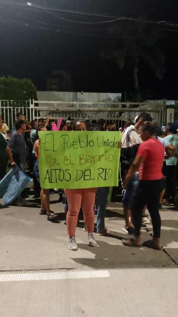 Frente a la casa del alcalde de Barranquilla pedían ser escuchados afectados de Altos del Río 1 IMG 20240709 WA1220 1 576x1024 1