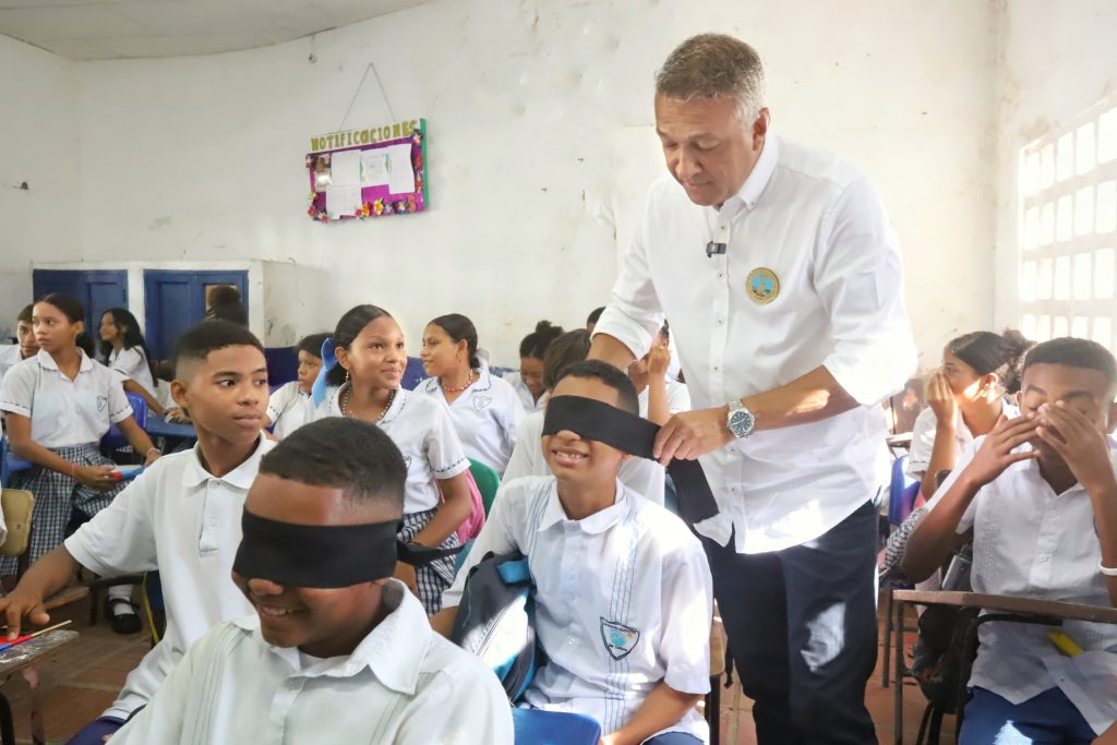 Cartagena transforma sus aulas: computadores para la Institución Educativa Las Gaviotas 1 WhatsApp Image 2024 07 31 at 3.49.49 PM 1