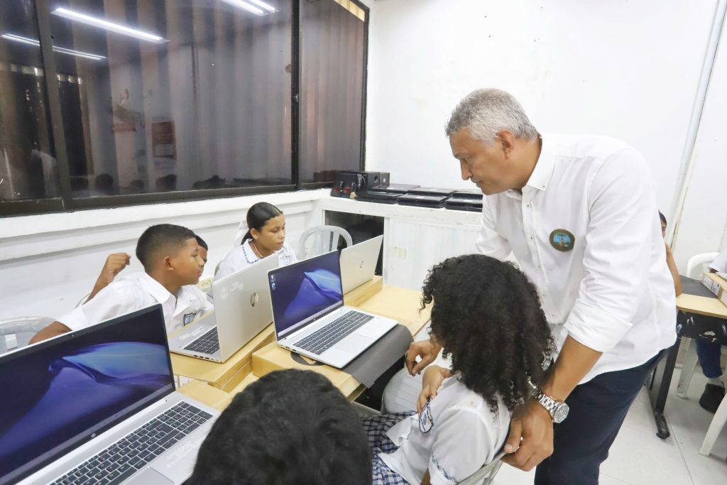 Cartagena transforma sus aulas: computadores para la Institución Educativa Las Gaviotas 4 WhatsApp Image 2024 07 31 at 3.49.49 PM 2