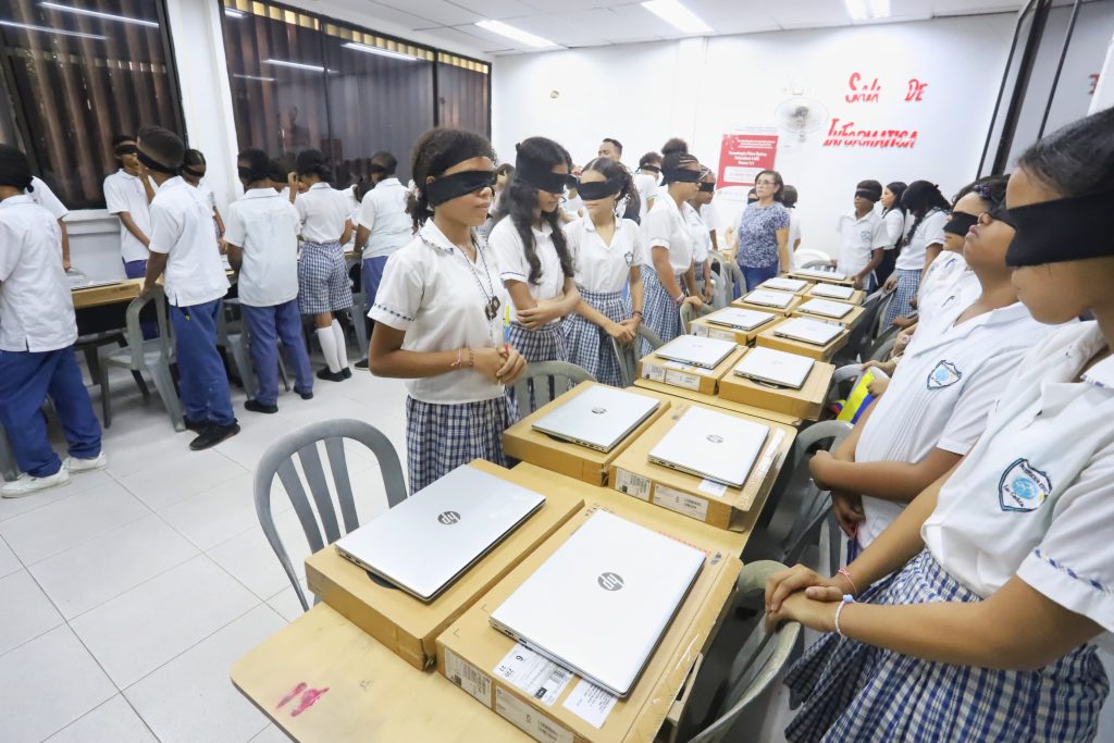 Cartagena transforma sus aulas: computadores para la Institución Educativa Las Gaviotas 3 WhatsApp Image 2024 07 31 at 3.49.50 PM