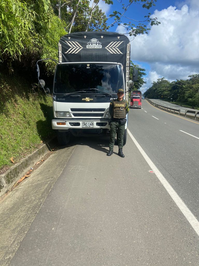 Fuerza pública recupera camión hurtado por grupo delincuencial en Buenaventura 3 e56cf7a0 8269 448e af29 6b6b21aecc53