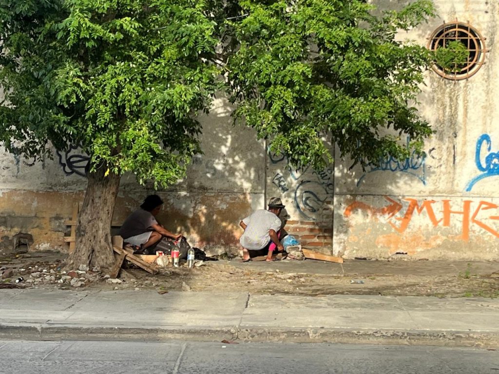 Habitantes de la calle cocinan en plena zona hotelera de la ciudad 1 habitantes de calle 1