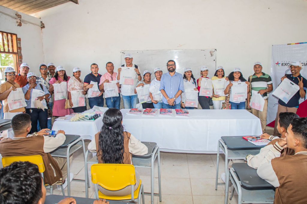 ¡El Cambio Sigue! 80 mil estudiantes y mil docentes del Magdalena ya tienen el 100% de los Kits formativos para alcanzar los mejores promedios en las pruebas de Estado 4 kits formativos 4