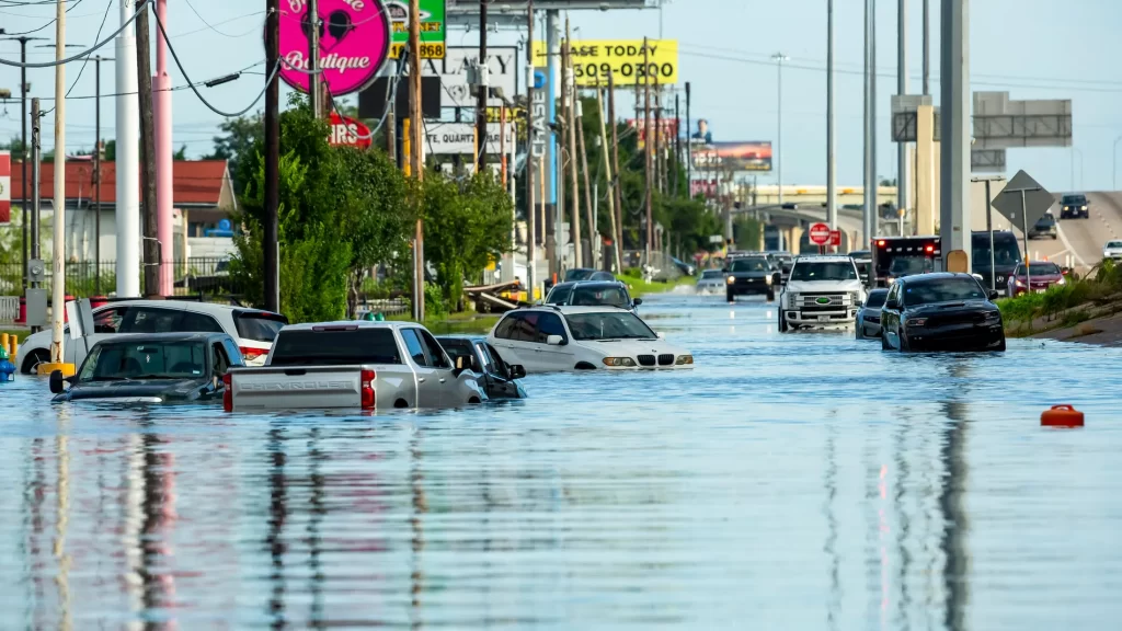 vehiculos atrapados aguas inundacion fuertes lluvias huracan beryl houston texas 98