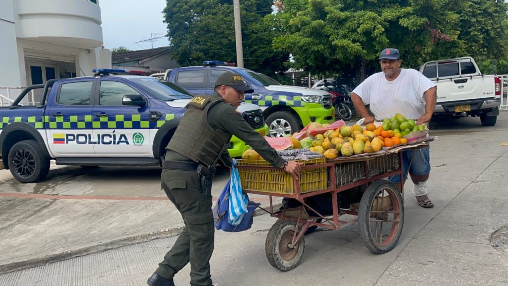 La solidaridad de los policías con Alonso, el vendedor de frutas 2 327cb65b f737 4a58 87fa 62e7153381fa