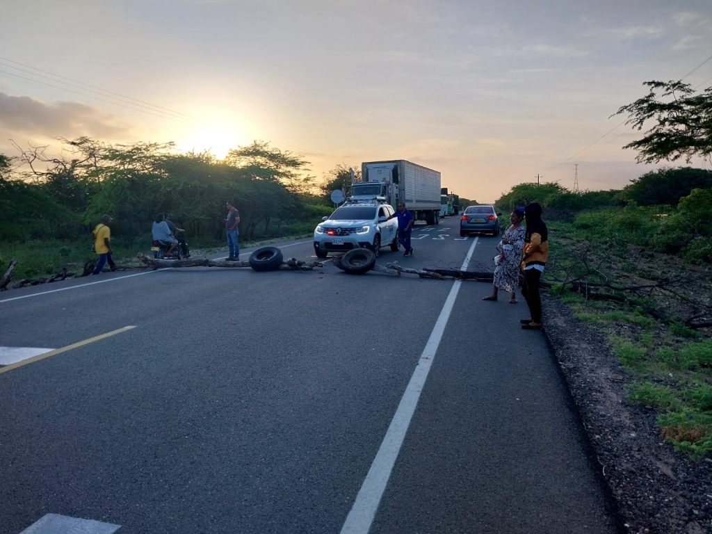 Comunidades en 'El Paraíso' bloquean la vía Riohacha-Maicao por falta del servicio de energía 1 454946941 473269972144933 5921130533615009898 n