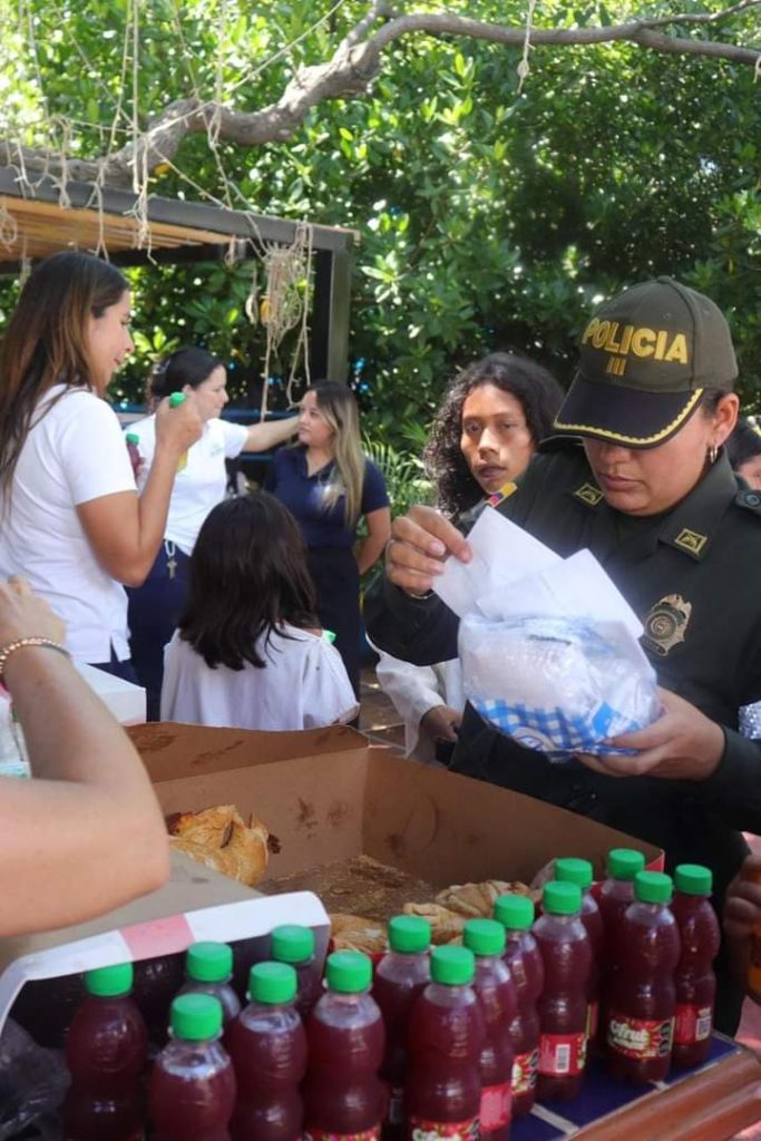 La Policía Nacional lleva alegría y conocimiento a niños Kogui de Guachaca 1 FB IMG 1722732097857