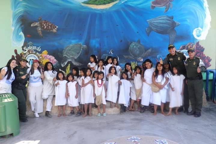 La Policía Nacional lleva alegría y conocimiento a niños Kogui de Guachaca 4 FB IMG 1722732102013