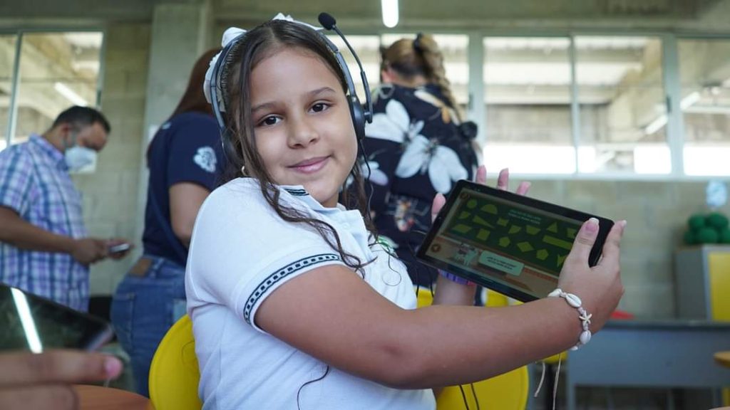 Más de 3.400 estudiantes de colegios oficiales de Barranquilla son beneficiados con infraestructura tecnológica 2 FB IMG 1722940851634