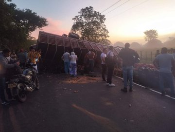 Una vaca atravesada en la vía causa accidente de tránsito en Bolívar y deja a una persona herida 1 GWJWJplXIAAjRye