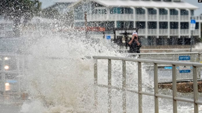Huracán Debby toca tierra en la Florida como tormenta de categoría 1
